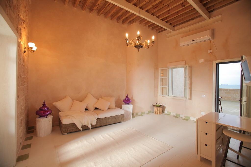Four Hearts - Acre'S Sea Side Suite Exterior foto